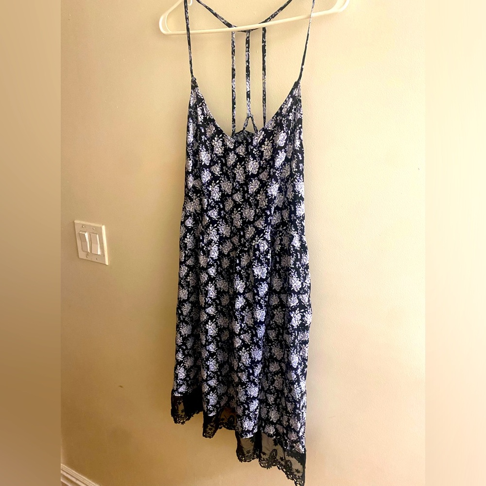 Super pretty floral summer dress! Perfect for a hot summer day.